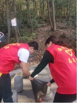 登山捡垃圾环保志愿活动